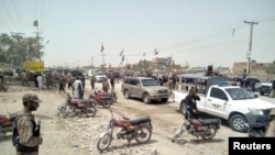 巴基斯坦警察在奎達市一個投票站外的爆炸現場。(2018年7月25日)