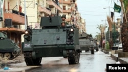黎巴嫩军人在的黎波里的塔巴奈地区巡逻