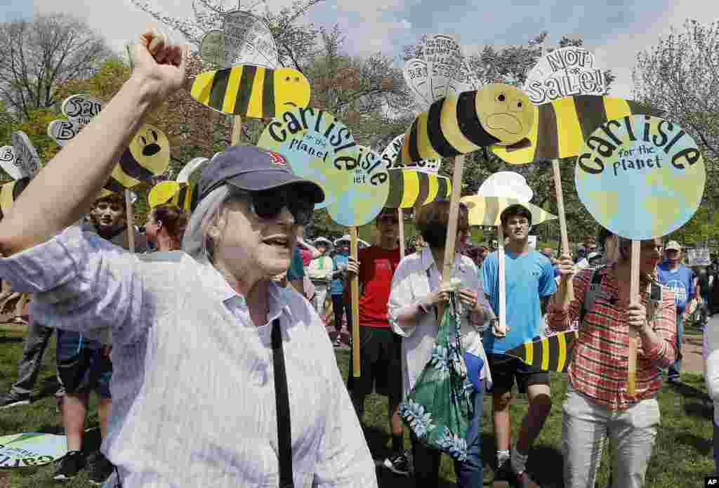 Марш протеста в Бостоне, штат Массачусетс