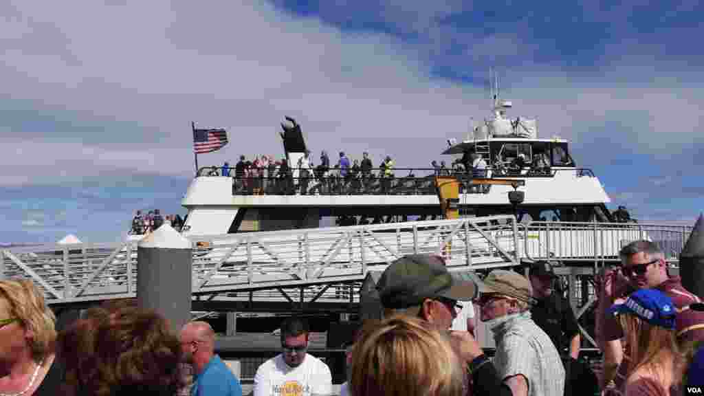 交通船班班客满（美国之音国符拍摄）