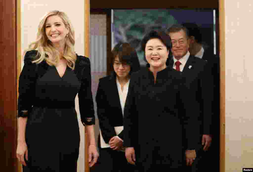 2018年2月23日，韩国总统文在寅及其夫人金正淑和白宫顾问、美国总统川普的女儿伊万卡&middot;特朗普在韩国首尔的总统府青瓦台准备共进晚餐。 伊万卡说： &ldquo;能跟美国代表团一起到韩国是莫大的荣幸。我们很高兴能在2018冬奥会上为美国队加油，并且重申我们将坚守对韩国长久以来的承诺。 &rdquo;