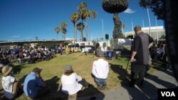 在核爆覃狀雲雕塑下的群眾（美國之音國符拍攝）