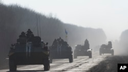 2015年2月23日乌克兰士兵乘坐装甲车在乌克兰东部。