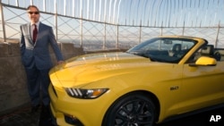 福特汽车公司执行总裁比尔•福特站在全新的2015野马敞篷车旁。这辆汽车在纽约帝国大厦第86层的观景台上展出。（2014年4月16日）
