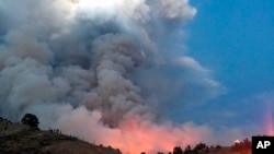 美國國土安全部緊急管理部門提供的照片顯示，2018年6月28日科羅拉多州南部福布斯公園附近的熊熊燃燒的野火。炎熱、乾燥和多風的天氣使科羅拉多州各地和猶他州以及亞利桑那州和內華達州部分地區面臨火災危險。