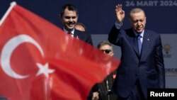 Shugaba Erdogan ya na gaida magoya baya a Istanbul