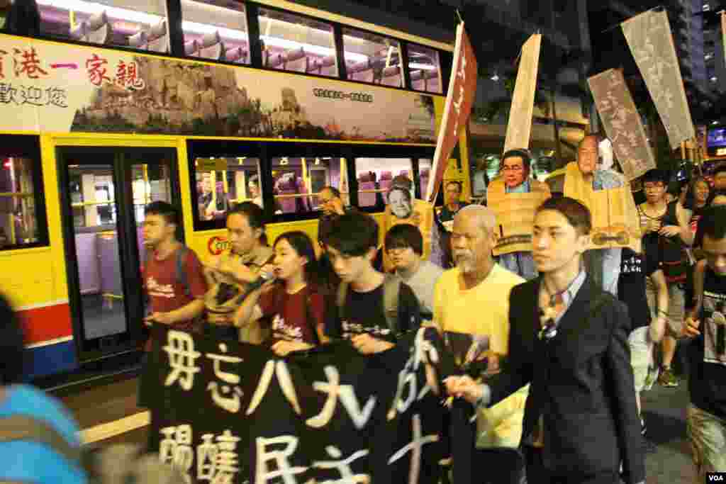 约500港人维园悼念六四后游行至中联办抗议(美国之音海彦拍摄)