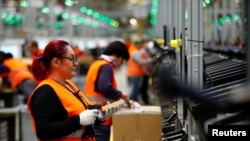 雇员在亚马逊公司在德国多特蒙德新的物流中心处理包裹。（2017年11月14日）