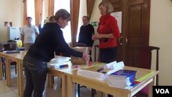 工作人员在包装选票 (美国之音白桦)