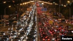 2018年9月29日，中国国庆“黄金周”假期前，北京中央商务区的高速公路上堵车。