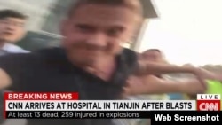 美國有線電視網CNN記者威爾里普利8月13日在天津一家醫院門前連線報道被中斷。(網絡視頻截圖)
