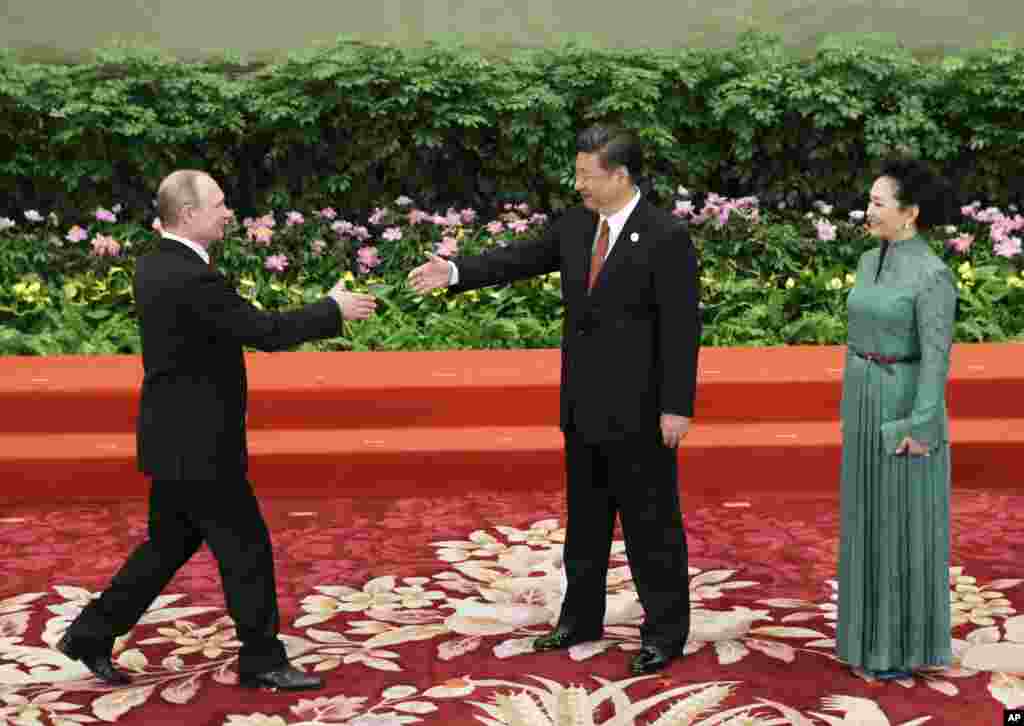 中国国家主席习近平和夫人彭丽媛欢迎俄罗斯总统普京出席在北京的 &ldquo;一带一路&rdquo;国际合作高峰论坛宴会（2017年5月14日）