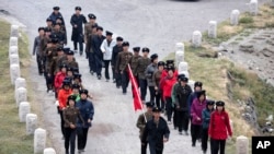 北韓工人參觀白頭山後排隊下山。（2018年8月18日）