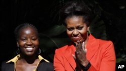 奥巴马夫人在博茨瓦纳首都和女大学生在一起