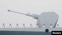 中國海軍驅逐艦太原號2019年4月23日在山東青島參加慶祝人民解放軍海軍建軍70週年的閱兵活動。