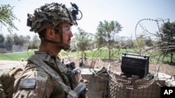 美國陸軍發布的照片顯示，一名82空降師的傘兵在喀布爾的哈米德·卡爾扎伊國際機場執行安全警戒任務。(2021年8月28日)