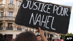 Muandamanaji akibeba bango mjini Montpellier, kusini mwa Ufaranda, linalosema 'Haki itendeke kwa ajili ya Nahel".