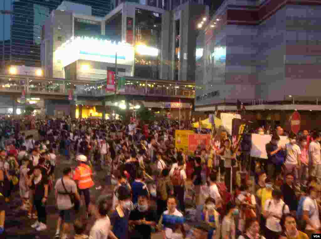 港警方向示威者发射催泪弹（美国之音海彦拍摄）