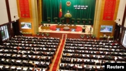 2013年10月21日越南總理阮晉勇在河內舉行國會的開幕儀式上發表講話。