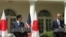 美国总统奥巴马在白宫欢迎来访的日本首相安倍晋三 (美国之音张蓉湘拍摄)