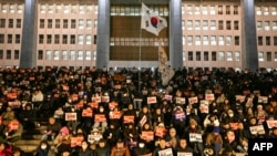 南韓民眾在首爾舉行抗議活動要求尹錫悅總統辭職。