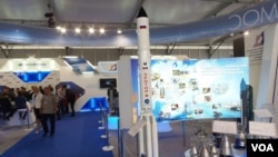 2013年莫斯科航展上展出的俄罗斯质子火箭和发动机模型。（美国之音白桦拍摄）