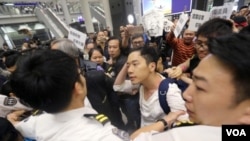 香港众志的罗冠聪议员(苹果日报图片)