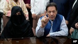 Waziri mkuu wa zamani wa Pakistan Imran Khan na mke wake Bushra Bibi