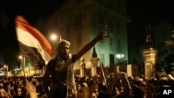 埃及抗议者12月7号在开罗总统府外高呼反对穆尔西总统和穆斯林兄弟会的口号 