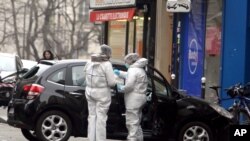 司法鉴定专家在检查据信枪手行凶后逃跑时使用的汽车。