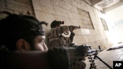 叙利亚自由军的战士12月5日在阿勒颇