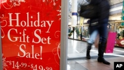 圣诞节购物期间美国马萨诸塞州的一个商场。（资料照片）