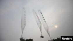 6月24日前北韓叛逃者在首爾以西﹑分隔南北雙方非軍事區的金浦放飛裝有譴責平壤傳單的氣球