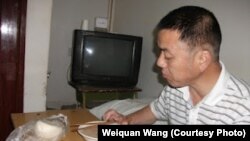 胡俊雄在黄岗市驻京办用餐的照片(维权网)