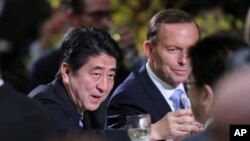 2014年7月8号日本首相安倍晋三（左）在澳大利亚参加由澳大利亚总理阿伯特（右）为他举办的欢迎晚宴