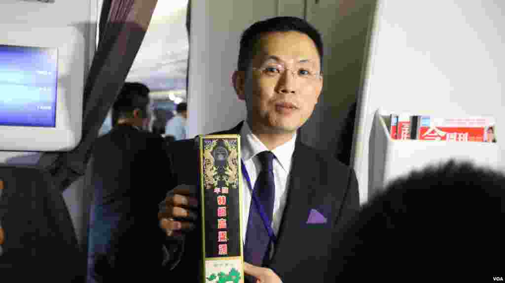 总统府发言人陈以信介绍马习会晚餐饮用的金门高粱 （美国之音记者李逸华拍摄）