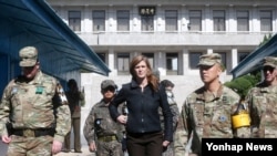 美国驻联合国大使萨曼莎·鲍尔和美国军人在韩国和朝鲜之间的板门店停战村南侧（2016年10月9日）
