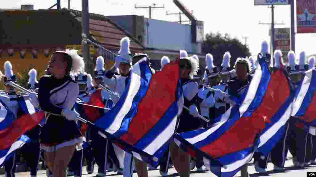 挥舞大旗（美国之音国符拍摄）