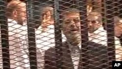 埃及內政部提供的視頻顯示被推翻的總統穆爾西在羈押被告的囚籠內講話。（2013年11月3日）