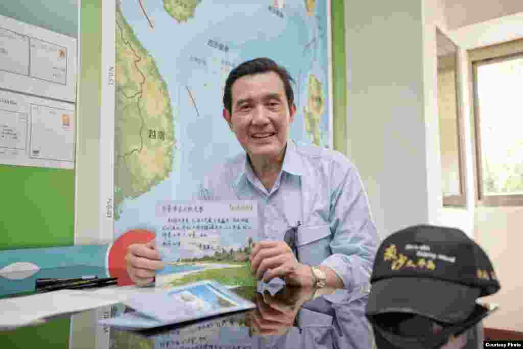 马总统于太平岛中华邮政代办所书写明信片（台湾总统府）