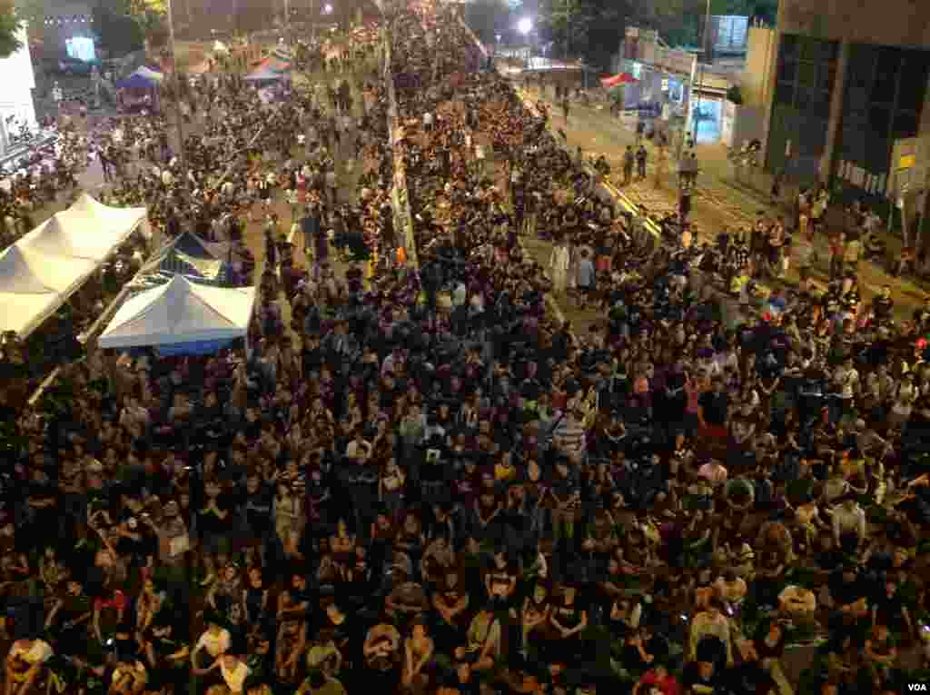 学联、学民、占中发起全民反暴力集会（美国之音海彦拍摄）