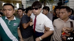 在曼谷一處購物中心舉行的示威期間，泰國警察逮捕一名反政變抗議者。（2014年6月22日）