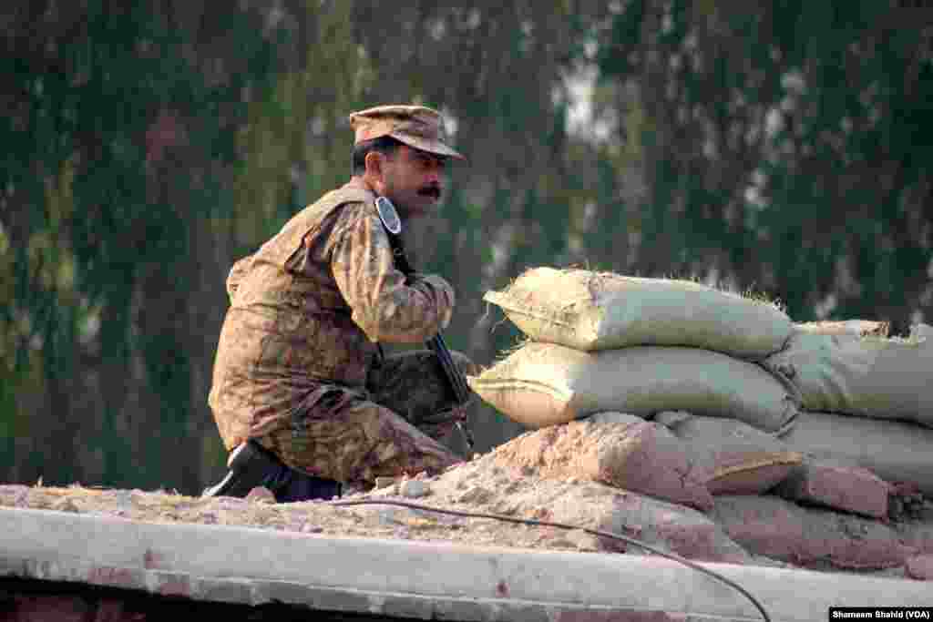 &nbsp;白沙瓦所在的巴基斯坦西北省份首席部长说，恐怖袭击期间，有8至10名身穿军装的联邦武警人员进入学校(VOA)