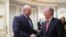 Александр Лукашенко приветствует Джона Болтона в Минске