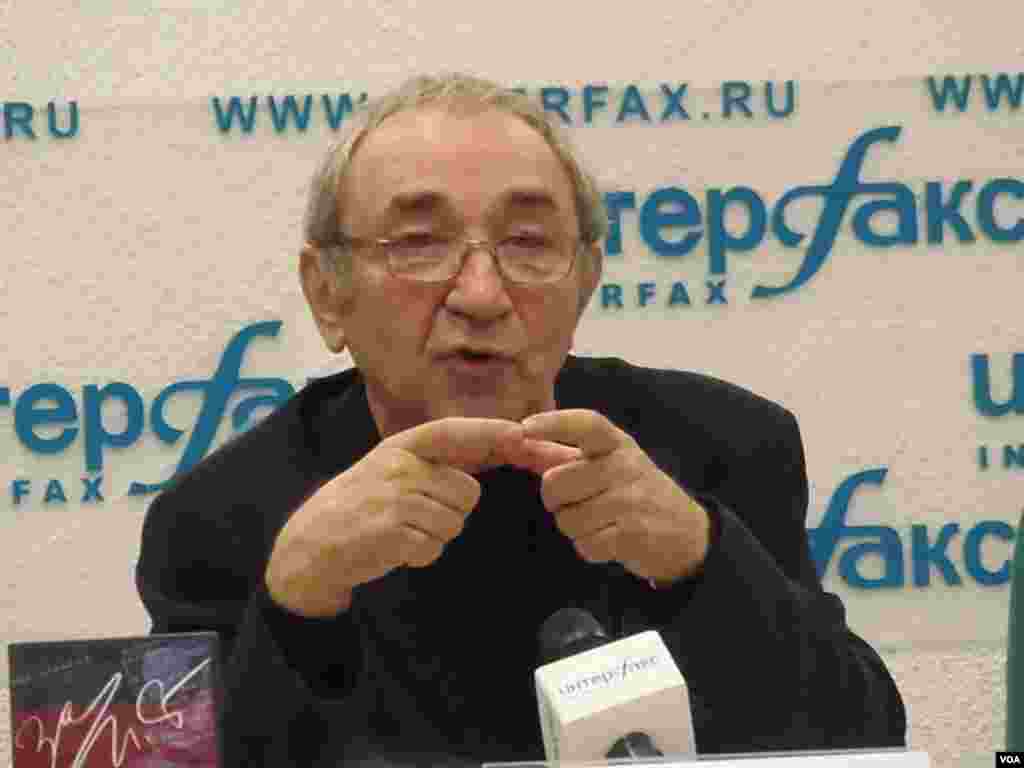 纪念碑人权组织领导人罗津斯基。（美国之音白桦拍摄）