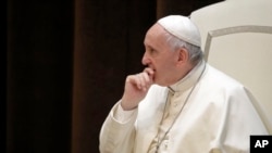 罗马天主教教宗方济各2018年6月9日接见乘专列从米兰抵达梵蒂冈的孩子们，这是给意大利贫困地区儿童一天快乐的活动的一部分。