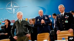 北約司令在北約總部等待舉行國防方面的部長級會議（2015年12月1日）
