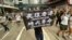 7月1日港版国安法实施第一日，数以万计香港人聚集在铜锣湾上街游行，有人高举被当局批评有港独含意的反送中运动旗帜（美国之音/汤惠芸）