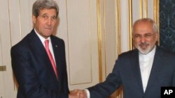 美國國務卿克里(左）和伊朗外長扎里夫（右）。（資料圖片）