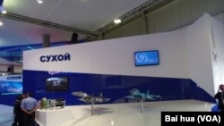 去年8月莫斯科国际航展上苏霍伊设计局展台上的苏35（左）和苏32战机模型 (美国之音白桦拍摄)